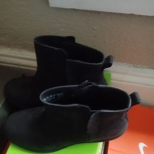 Size 7& half Black Timberland low cut boo